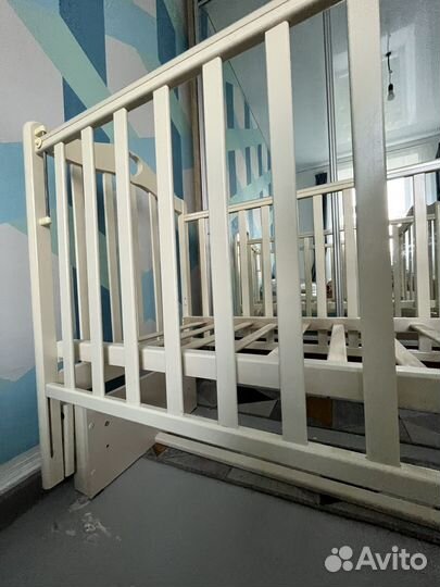 Детская кроватка с продольным маятником