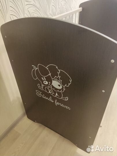 Детская кроватка с маятником