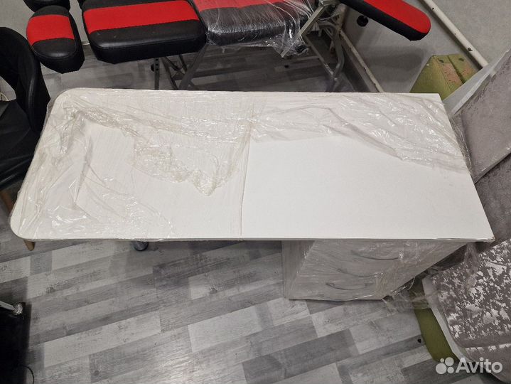 Маникюрный стол