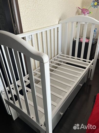 Детская кроватка с маятником
