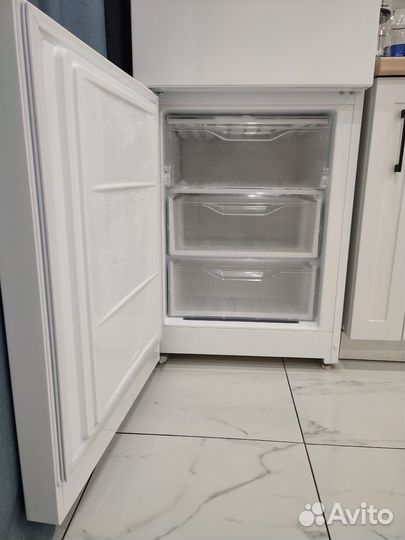 Холодильник с морозильником Indesit DS 318 W белый