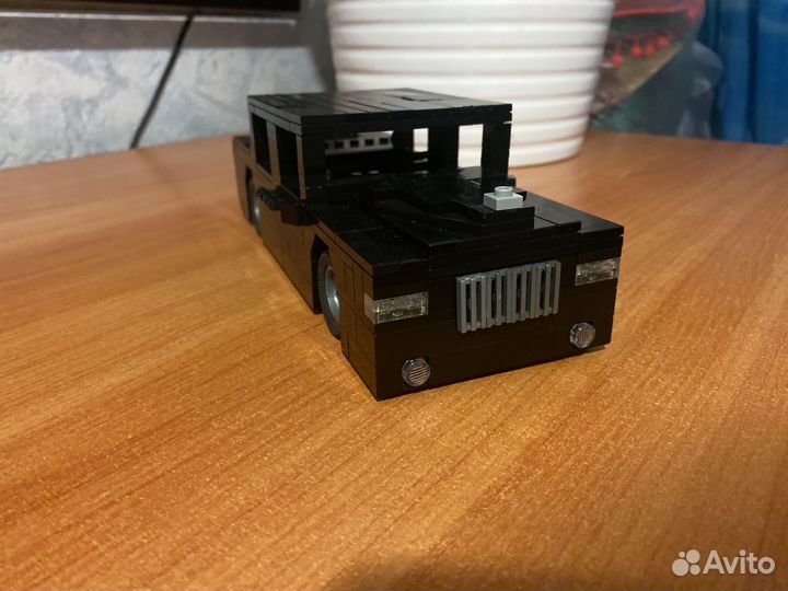 Миниатюрная машинка из лего в форме Rolls Royse