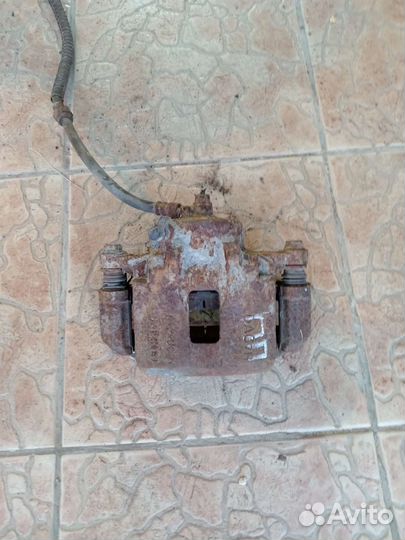 Супорт передний правый на даево леганза 2.0л