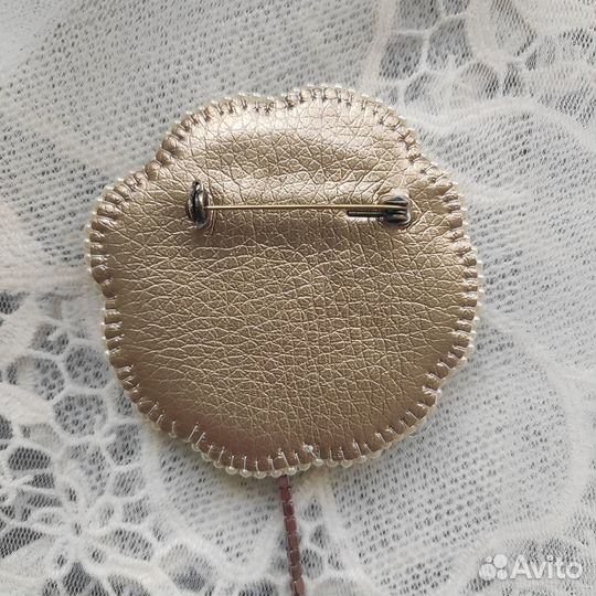 Вышитая брошь ручной работы 