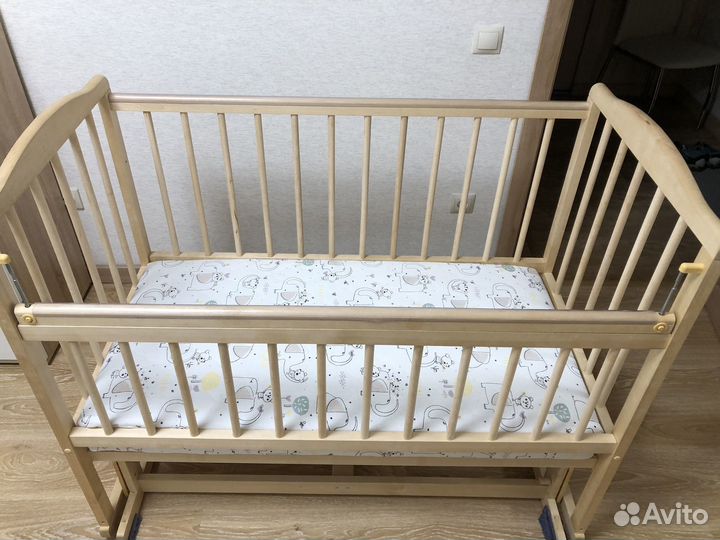Детская кроватка с маятником