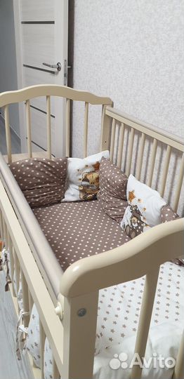 Детская кроватка с маятником