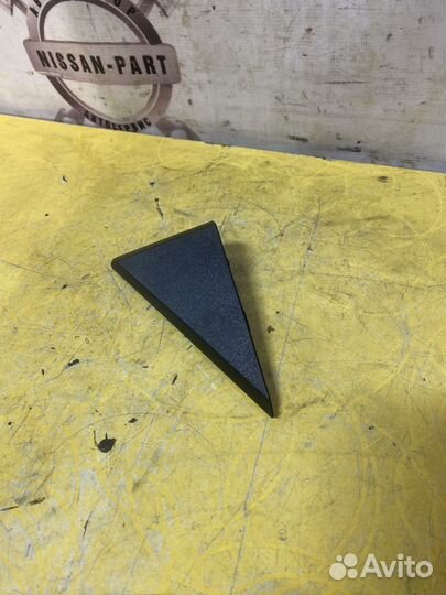 Chevrolet camaro 6 заглушкой над зеркалом левая