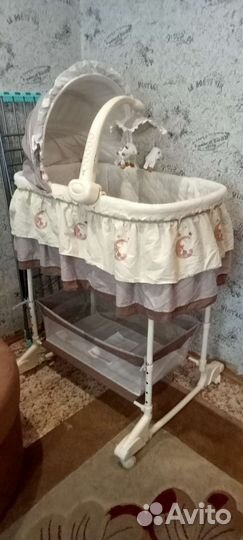 Детская кроватка с маятником