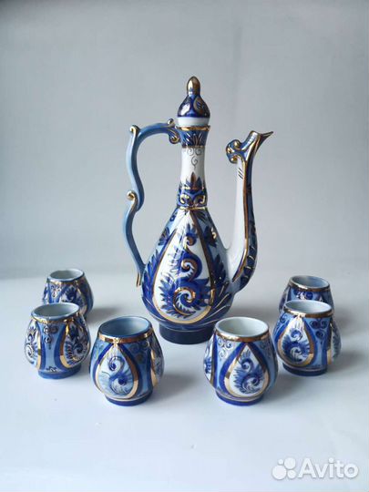Фарфоровый кувшин с бокалами