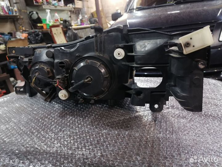 Фара на Nissan Liberty правая