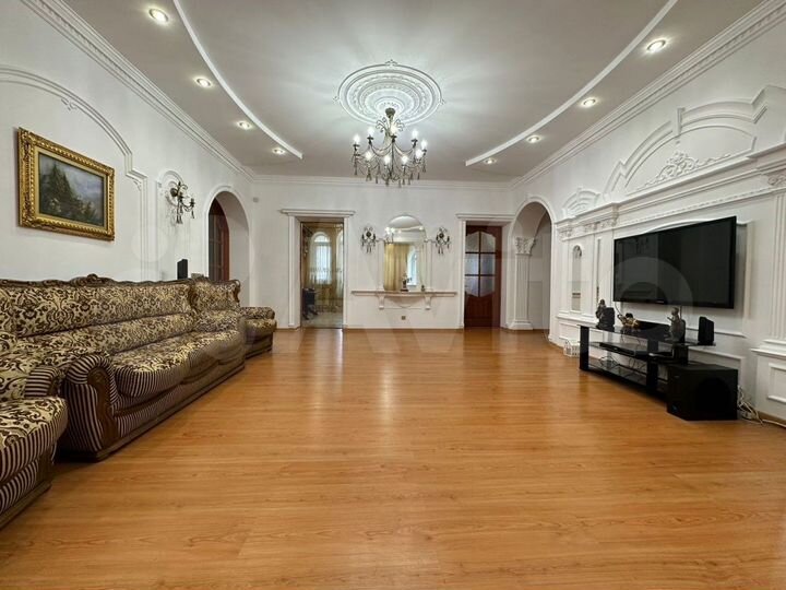 Дом 380 м² на участке 8 сот.