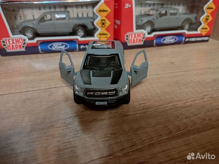 Модель автомобиля Ford F-150 raptor