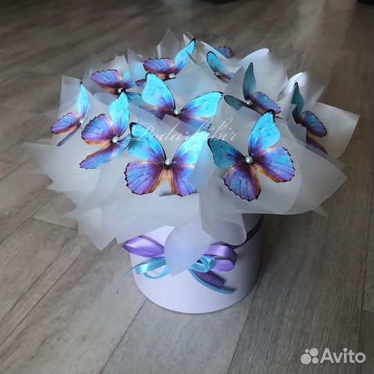В наличии коробка с бабочками