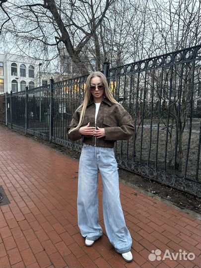 Укороченный шоколадный бомбер в замше over size