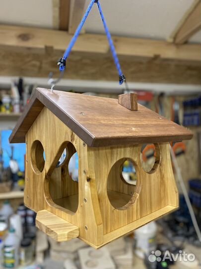Кормушка для птиц и белок из дерева