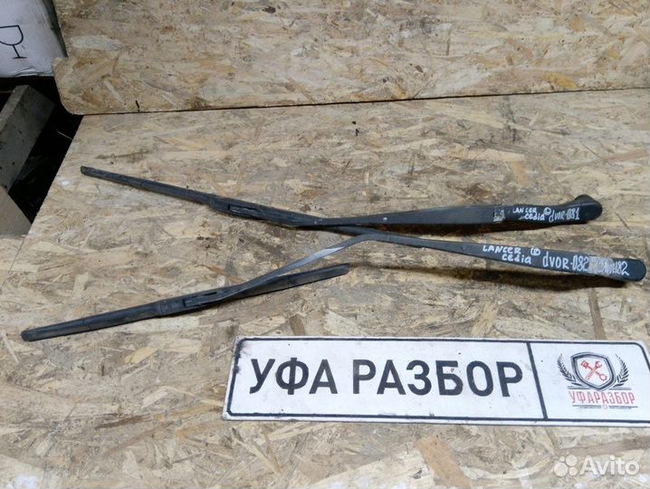 Поводок дворника правый Mitsubishi Cedia 2001