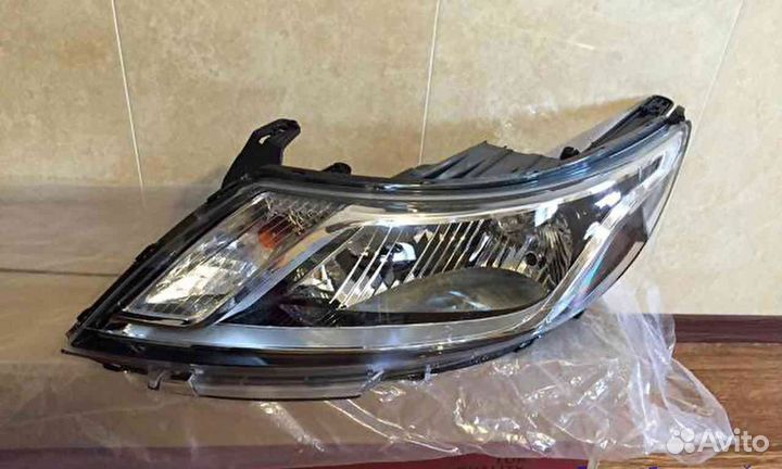 Фара передняя правая на Kia Rio 3 2011-2014