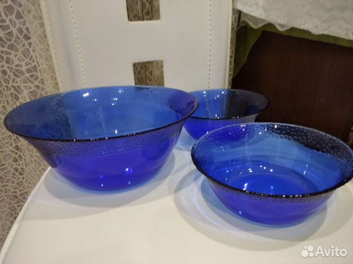Хрусталь и синие салатники из стекла