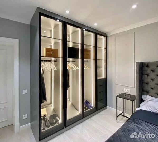 Шкаф с витринными фасадами