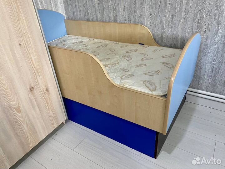 Кроватка, столик, стол, стулья