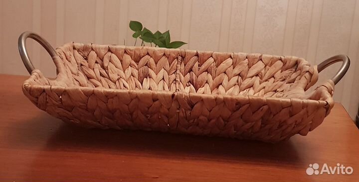 Плетёная корзина с металлическими ручкамиш