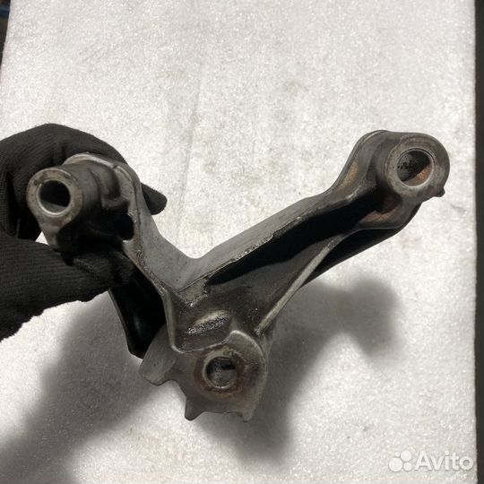 Кронштейн двигателя левая VAG 8K0199307CD