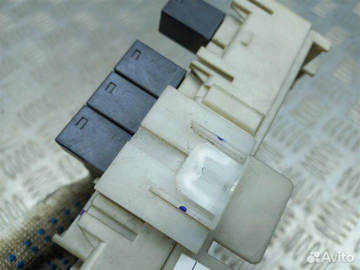 Блок предохранителей Mitsubishi Outlander 1 CU 2.4