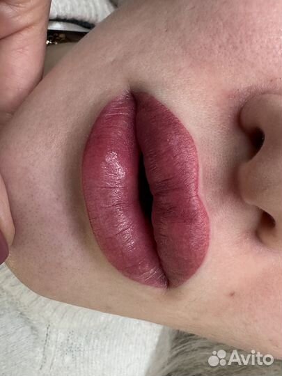 Модель на татуаж бровей