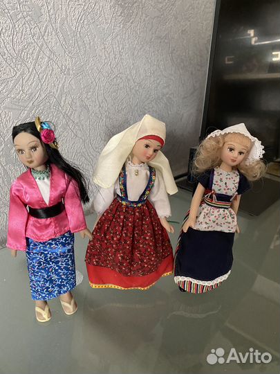 Фарфоровые статуэтки в костюмах народов мира