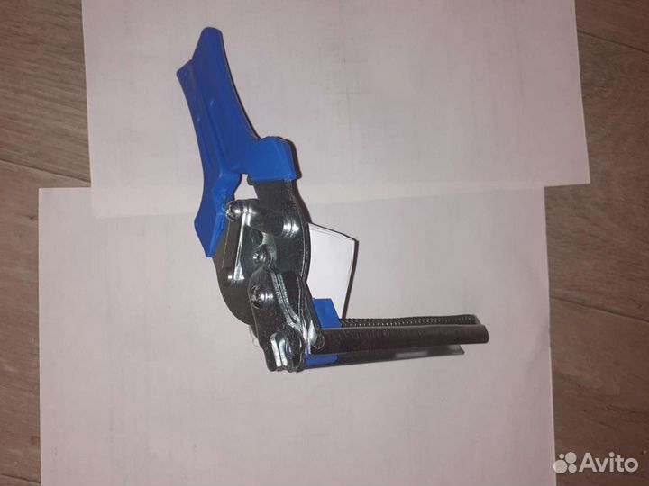 Клипсатор для соединения сеток и скобы