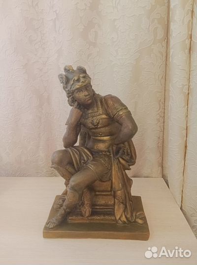 Гипсовые статуэтки. Воин и бюст девушки