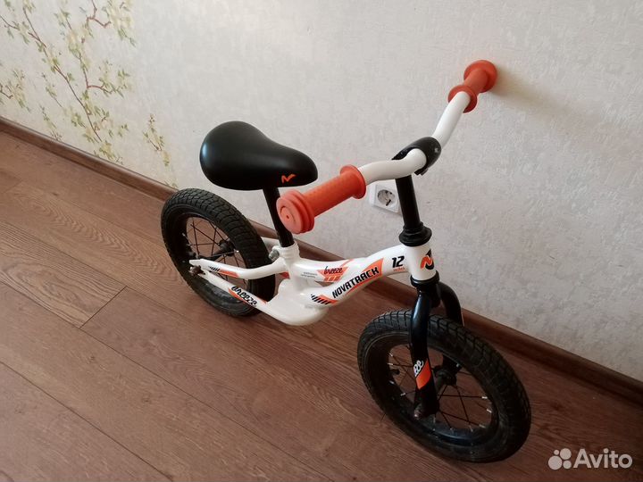 Беговел 12 для ребенка 2-4 года