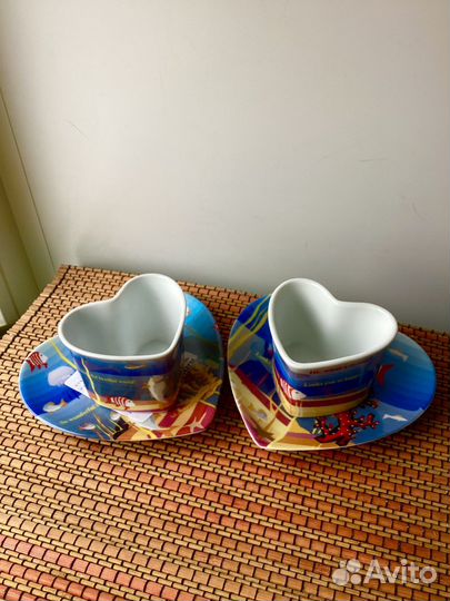 Кофейные чашки с блюдцами