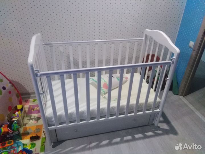 Детская кроватка с маятником и ящиком