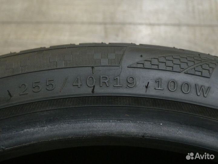 Event Potentem UHP 255/40 R19 100W