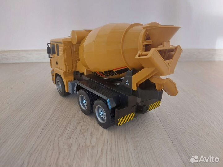Радиоуправляемая бетономешалка Huina 1333 (1:18)