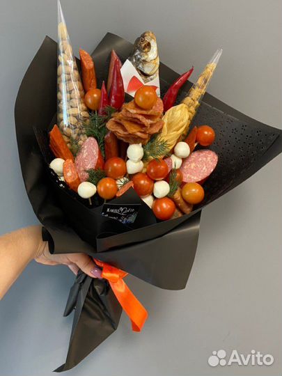 Букет из рыбы, сухариков, орешков