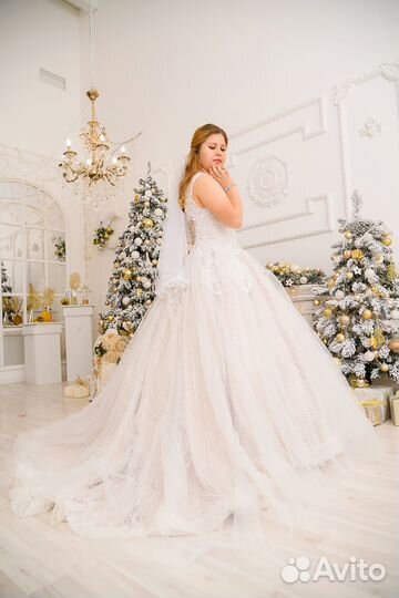 Свадебное платье со шлейфом 46-48