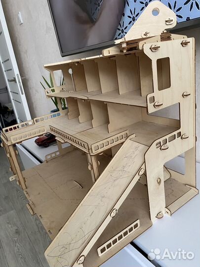 Гараж для машинок деревянный