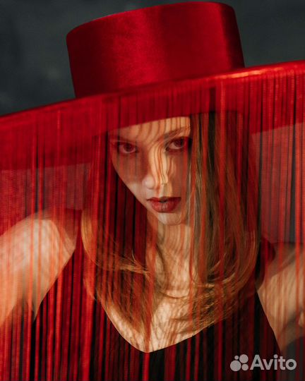 Шляпа с нитями