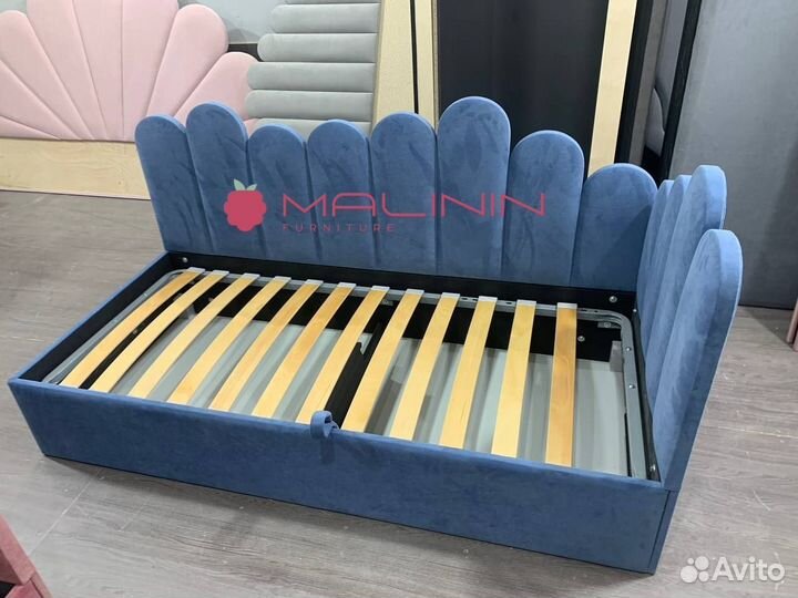 Детская кроватка с бортиками