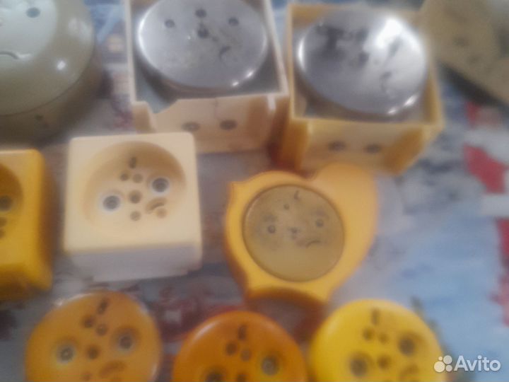 Часы,настеные,будильники и настольные под востан