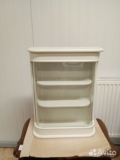 Витрина настенная