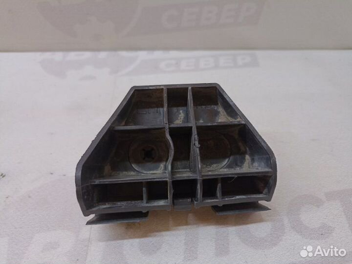 Кронштейн заднего бампера левый Toyota Avensis