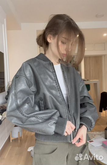 Кожаный бомбер женский