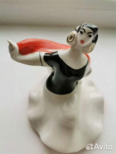 Фарфоровая статуэтка 