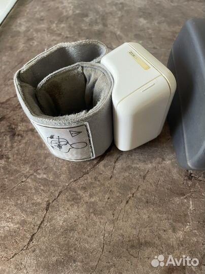 Тонометр на запястье omron