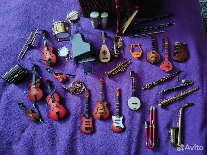 Коллекция миниатюрных музыкальных инструментов