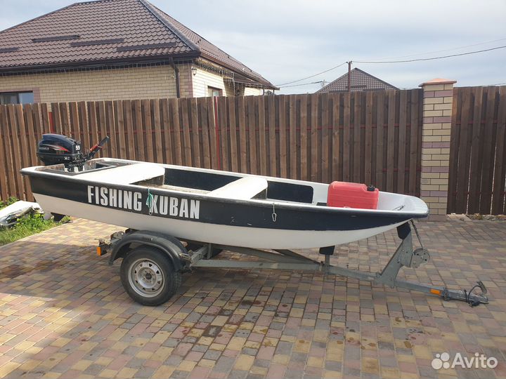 Моторная лодка пластиковая тримаран