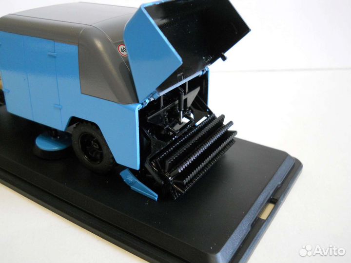 Модель подметально-уборочной машины пу-53